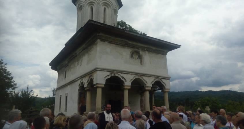 150 de membri ai comunității parohiale Iancu Vechi-Mătăsari în pelerinaj la biserici si mănăstiri rupestre din județul Arges